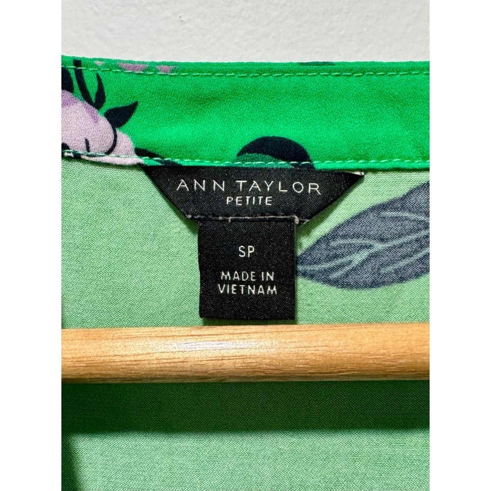 Ann Taylor Green Floral Ruffle Cap Sleeve Split V-Neck Blouse Petite Small SP - Picture 3 of 3